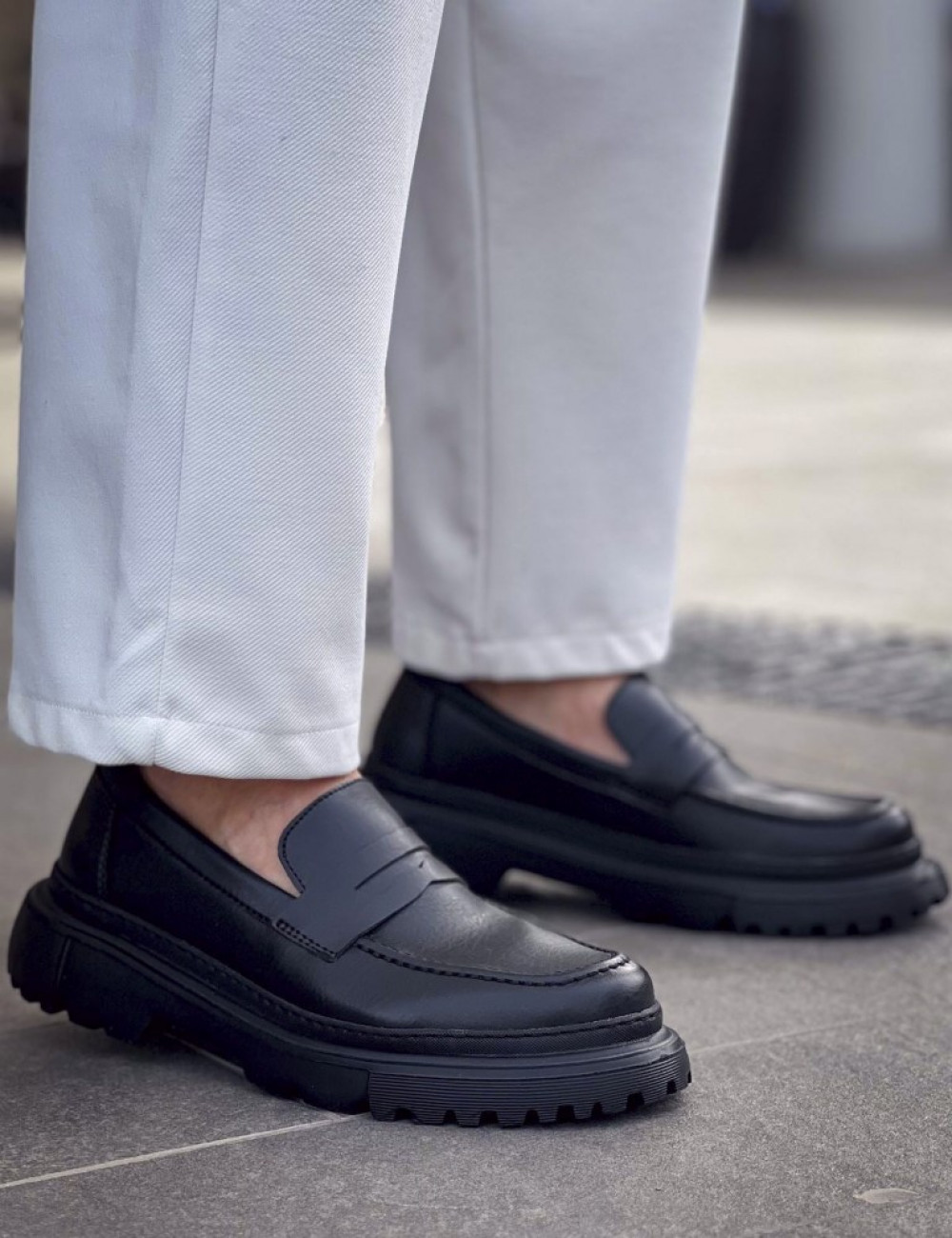 Ανδρικά μονόχρωμα casual παπούτσια loafers κατασκευασμένα από οργανική δερματίνη άριστης ποιότητας.
