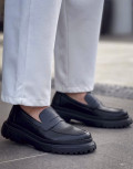 Ανδρικά μονόχρωμα casual παπούτσια loafers κατασκευασμένα από οργανική δερματίνη άριστης ποιότητας.