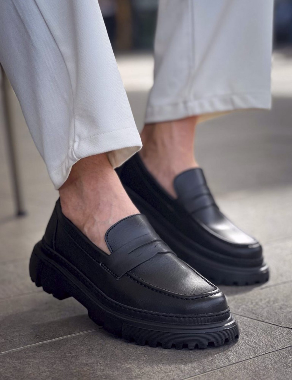 Ανδρικά μονόχρωμα casual παπούτσια loafers κατασκευασμένα από οργανική δερματίνη άριστης ποιότητας.