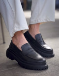 Ανδρικά μονόχρωμα casual παπούτσια loafers κατασκευασμένα από οργανική δερματίνη άριστης ποιότητας.