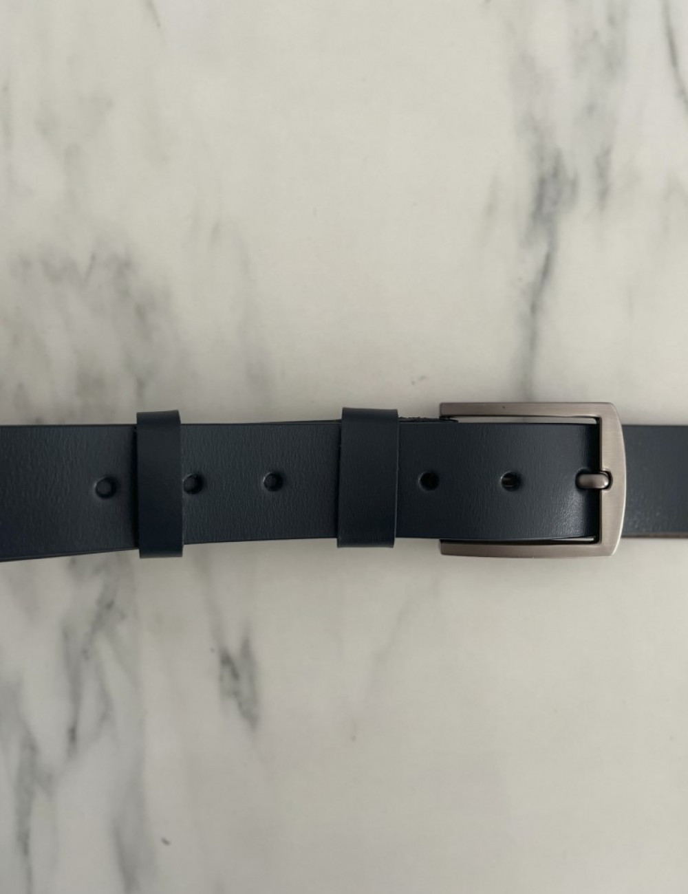 Ανδρική δερμάτινη ζώνη, μονόχρωμη ιδανική για επίσημες αλλά και πιο καθημερινές εμφανίσεις100% γνήσιο δέρμαΦάρδος : 3,5cmΔιαθέτει βίδα, που σας δίνει τη δυνατότητα να τη μικρύνετε.