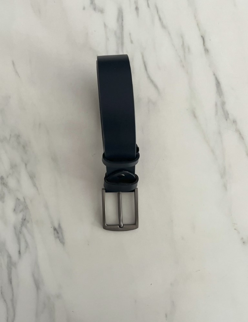 Ανδρική δερμάτινη ζώνη, μονόχρωμη ιδανική για επίσημες αλλά και πιο καθημερινές εμφανίσεις100% γνήσιο δέρμαΦάρδος : 3,5cmΔιαθέτει βίδα, που σας δίνει τη δυνατότητα να τη μικρύνετε.