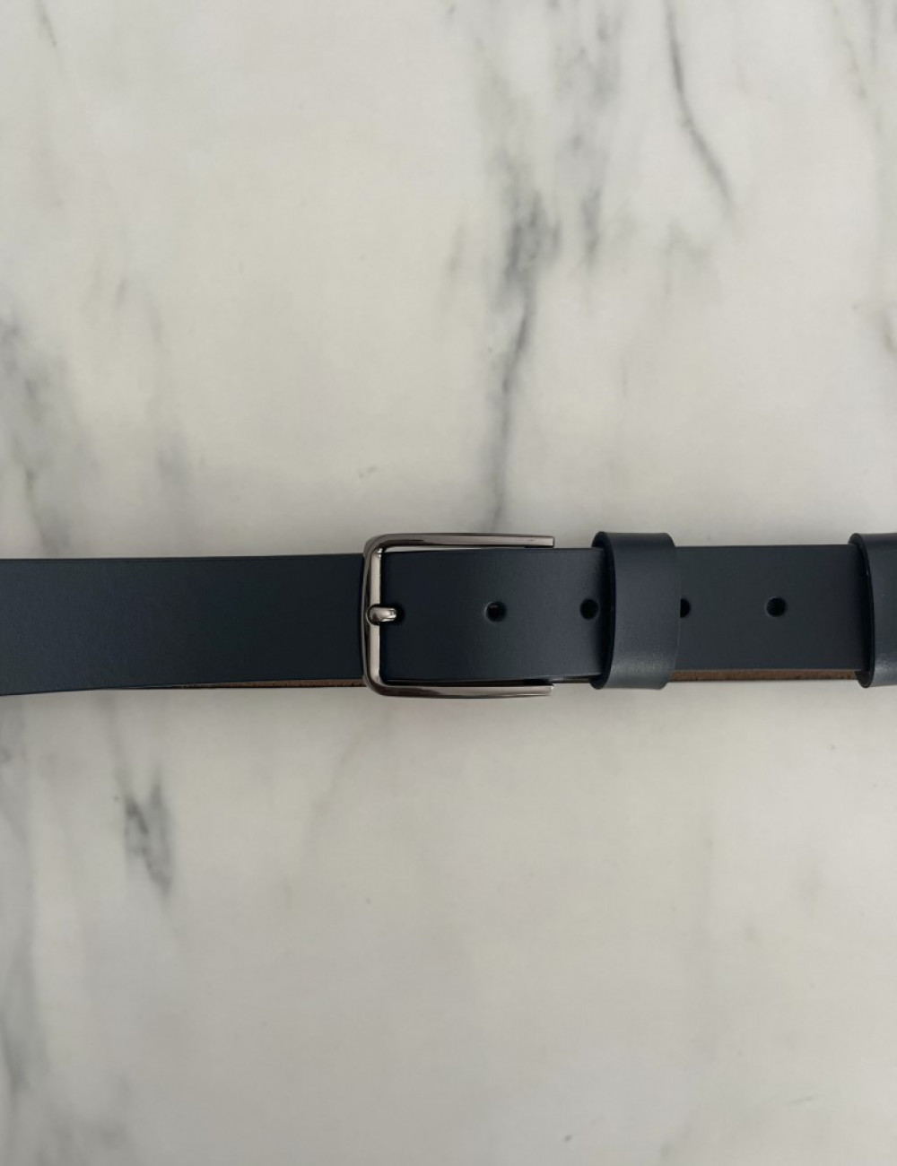 Ανδρική μονόχρωμη δερμάτινη&nbsp;ζώνη .