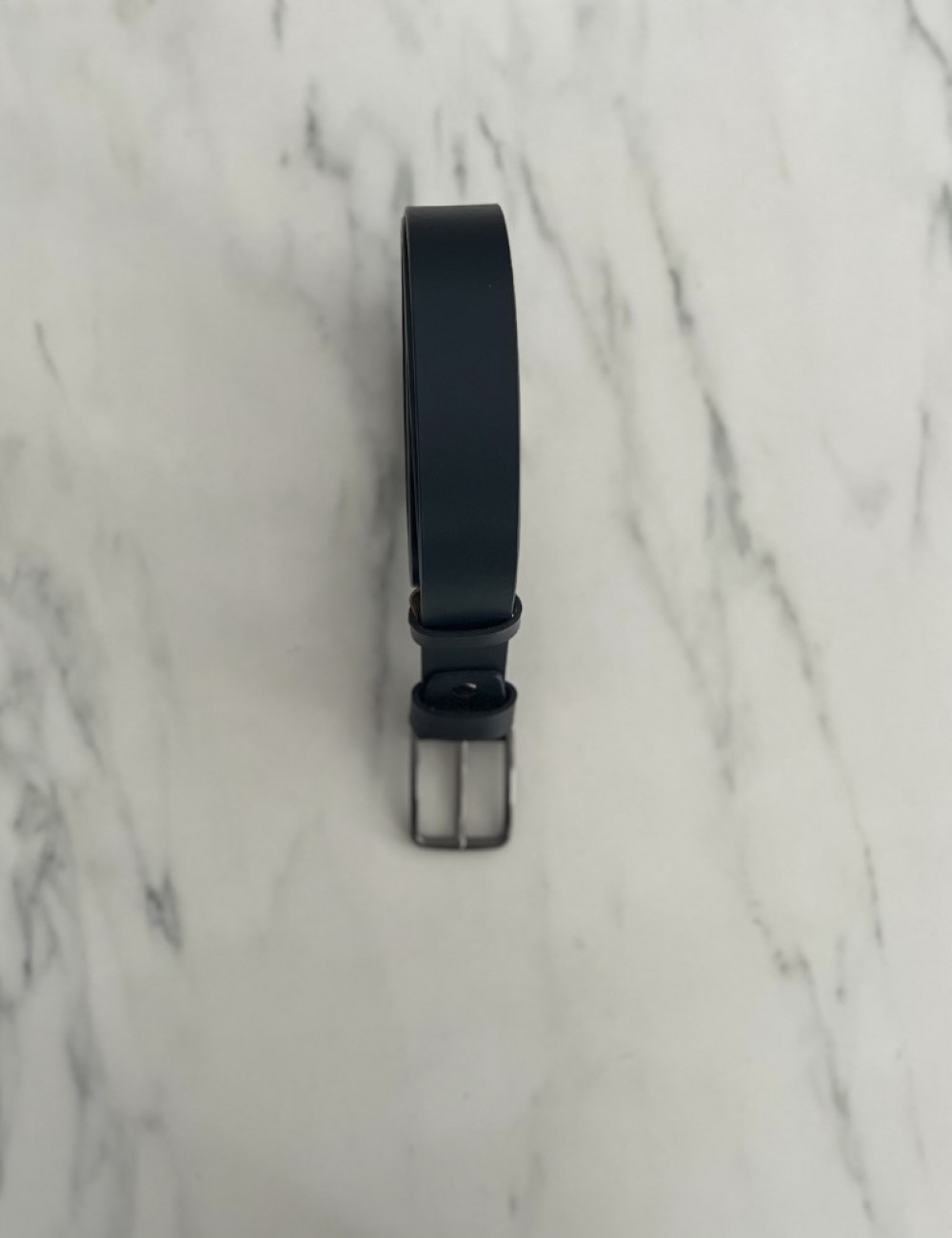 Ανδρική μονόχρωμη δερμάτινη&nbsp;ζώνη .