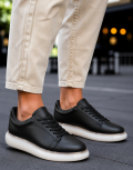 Ανδρικά μαύρα, δίσολα Sneakers με κορδόνια λαστιχένια σόλα.
