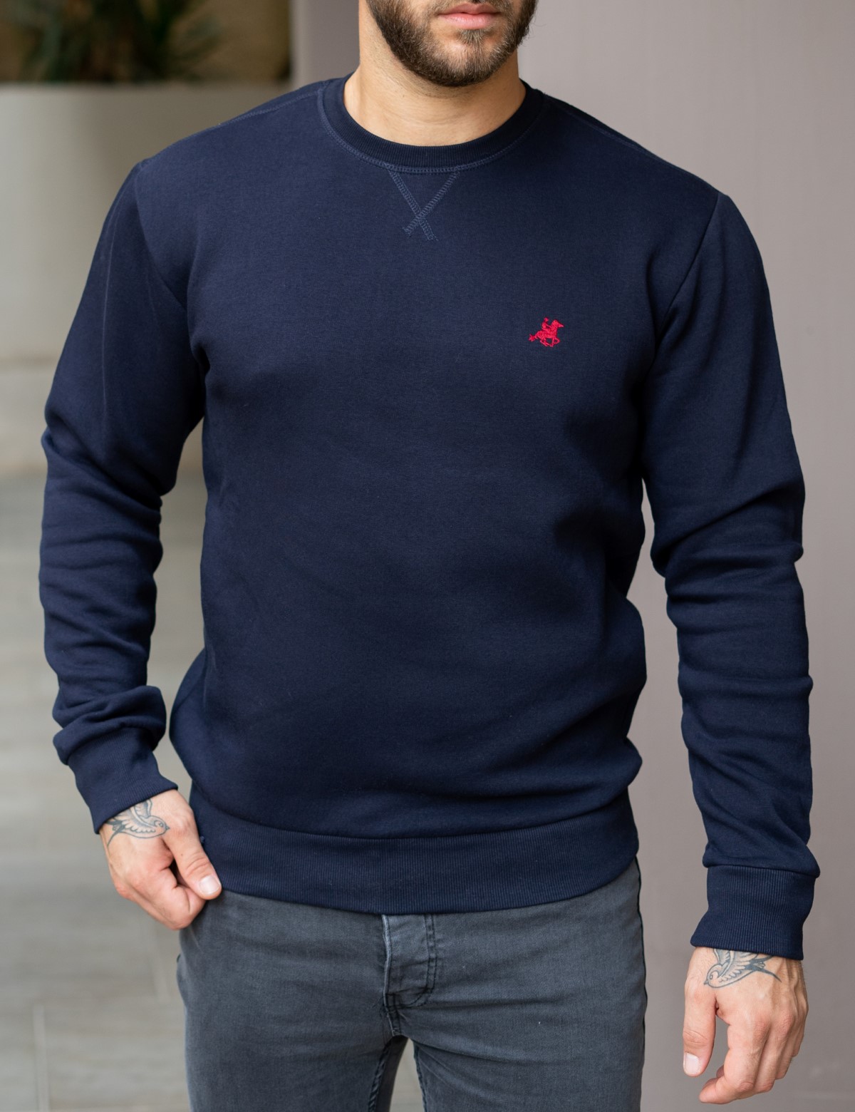 Ανδρικό βαμβακερόφούτερμε στρογγυλή λαιμόκοψη. Διαθέτει λάστιχο στα τελειώματα καιδιακριτικό λογότυποτης εταιρείας στο στήθος.Κανονική εφαρμογήΣύθεση: 60% cott, 40% pol,Το μοντέλο έχει ύψος 1.85 και βάρος 90 κιλά. Φοράει XL