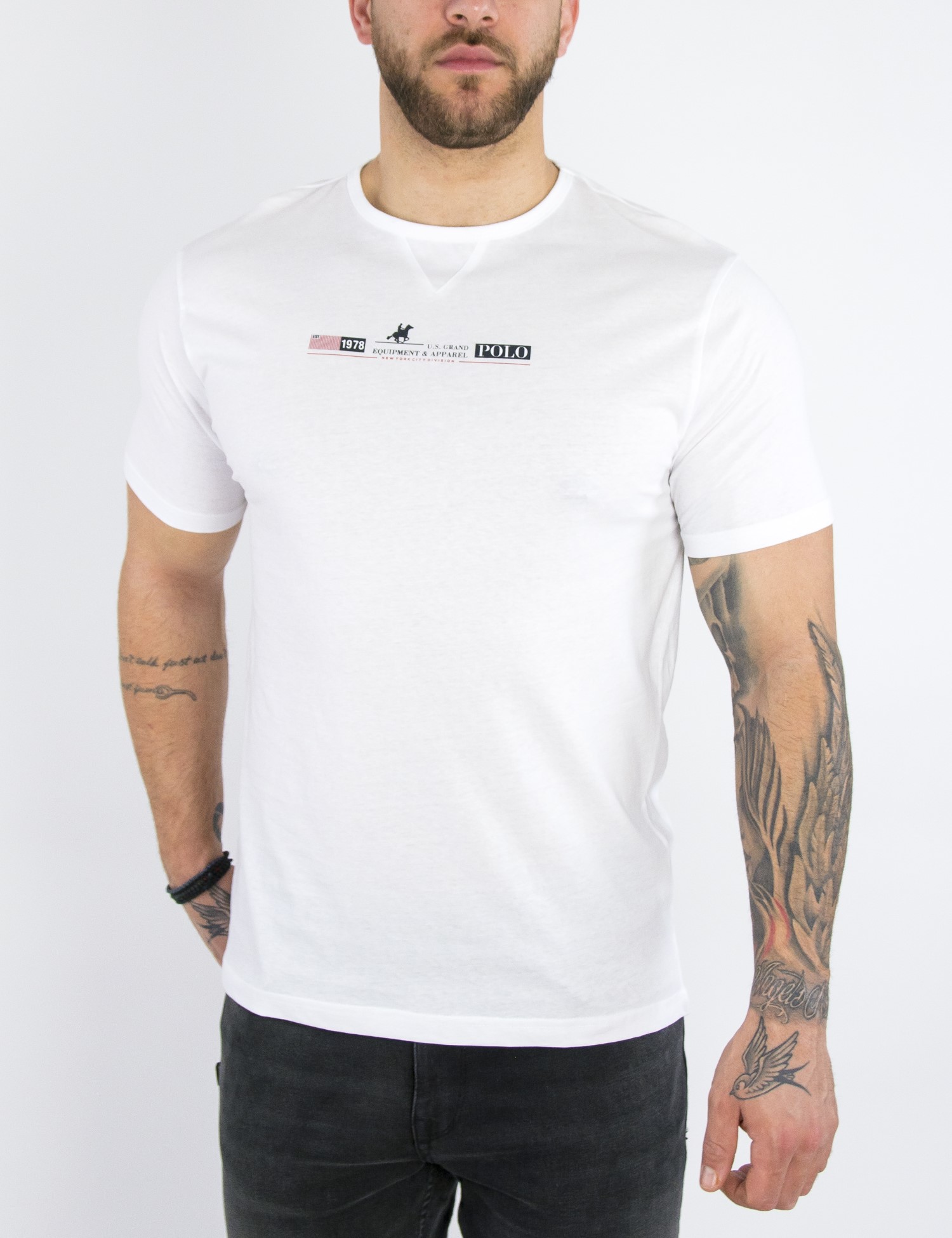 US Grand Polo Ανδρική κοντομάνικη μπλούζα. Διαθέτει στρογγυλή λαιμόκοψη και στάμπα στο στήθος με το λογότυπο.Κανονική εφαρμογή με λίγη ελαστικότηταΣύνθεση: 100% βαμβάκιΤο μοντέλο έχει ύψος 1.85 και βάρος 95 κιλά. Φοράει XL