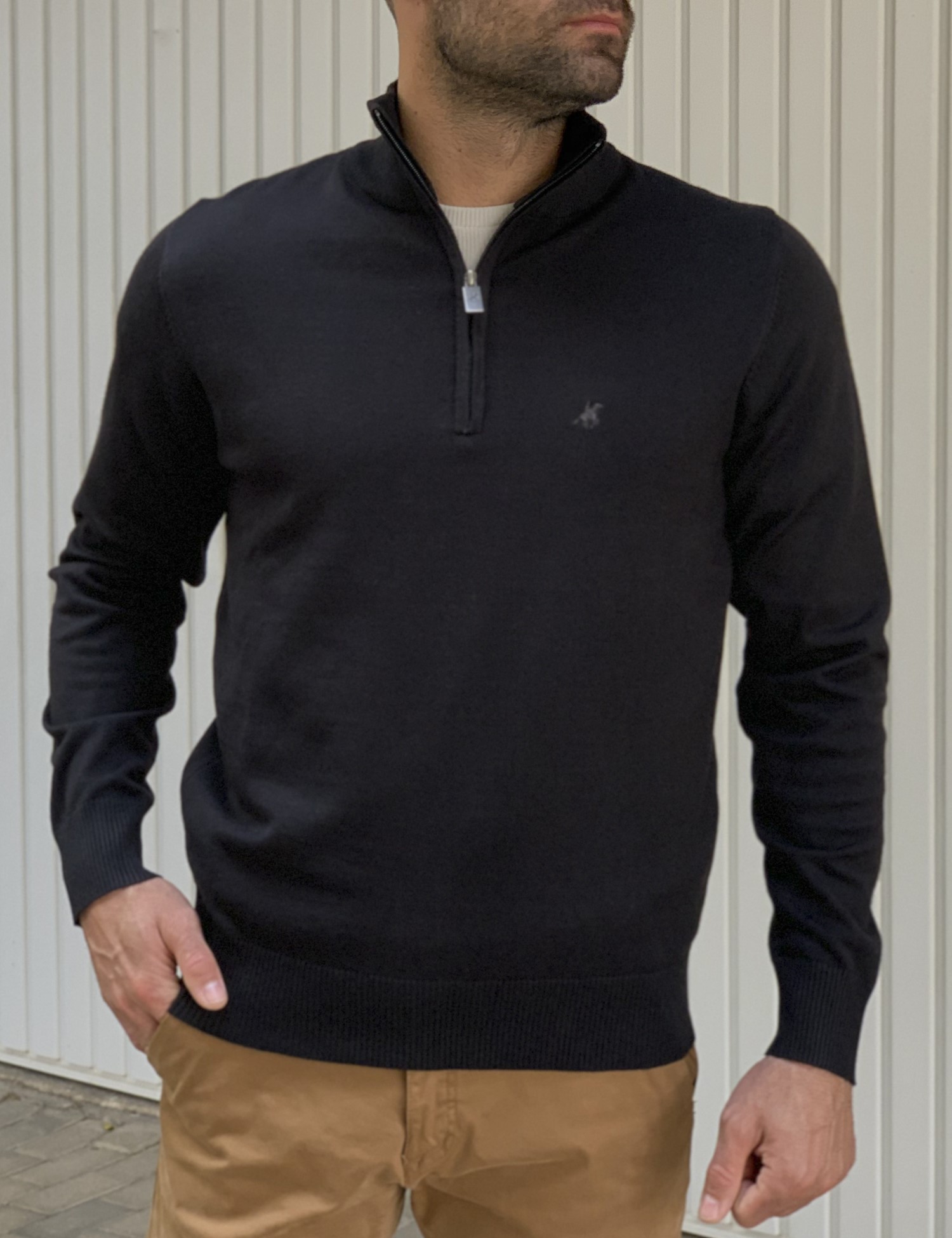 Ανδρικόπλεκτό πουλόβερτης εταιρείας US Grand Polo. Διαθέτει λάστιχο στα τελειώματα καιγιακάμε φερμουάρ.Σύνθεση: 80% viscose 20% nylonΤο μοντέλο έχει ύψος 1.85 και 75 κιλά. Φοράει μέγεθος L