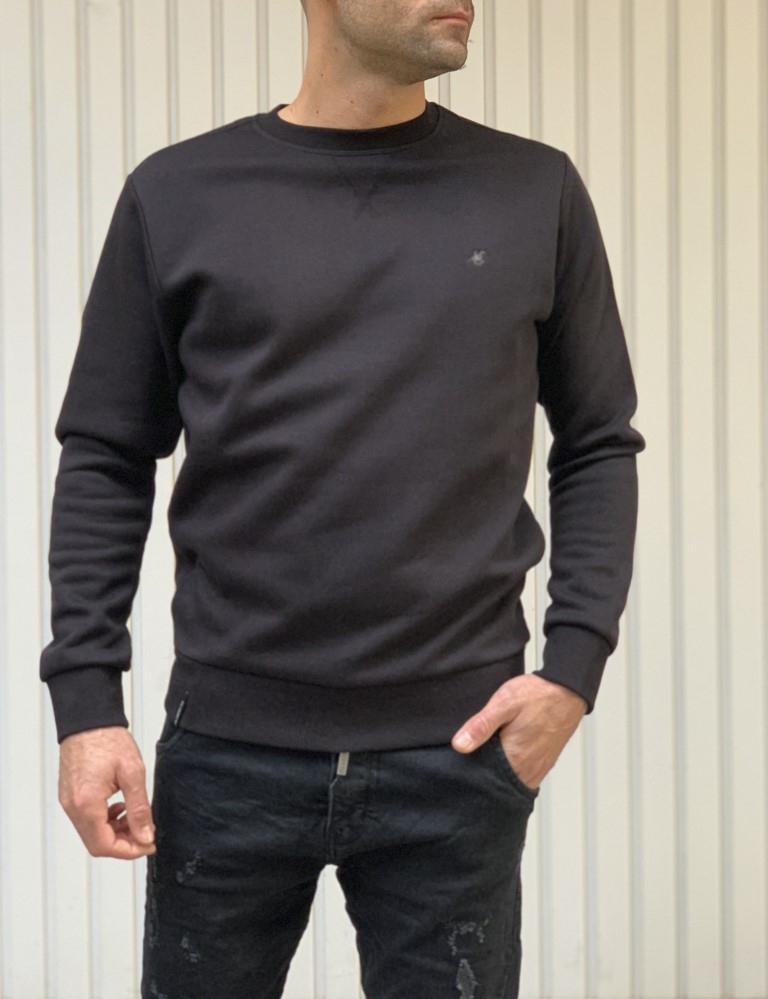 Ανδρικό βαμβακερόφούτερμε στρογγυλή λαιμόκοψη. Διαθέτει λάστιχο στα τελειώματα καιδιακριτικό λογότυποτης εταιρείας στο στήθος.Κανονική εφαρμογήΣύθεση: 60% cott, 40% pol,Το μοντέλο έχει ύψος 1.85 και 75 κιλά, φοράει L.