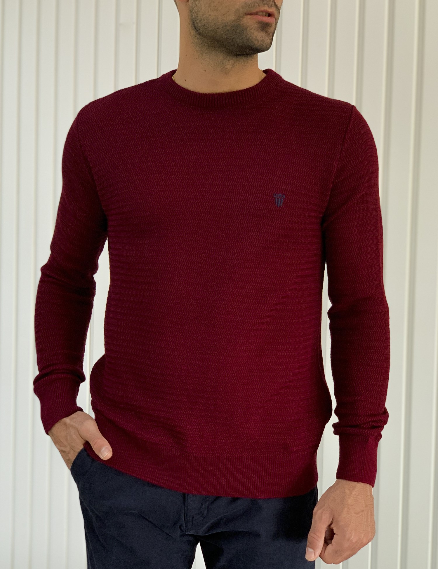 Ανδρικό πλεκτό πουλόβερΕλληνικής κατασκευήςτης εταιρείας Darious με διχρωμία μπλε στα μανίκια. Διαθέτει λάστιχο στα τελειώματα και η λαιμόκοψη του είναι στρογγυλήΚανονική εφαρμογή με ελαστικότητα στο υφασμά του.Σύνθεση: 100% acr,Το μοντέλο έχει ύψος 1.85 και 75 κιλά. Φοράει μέγεθος M