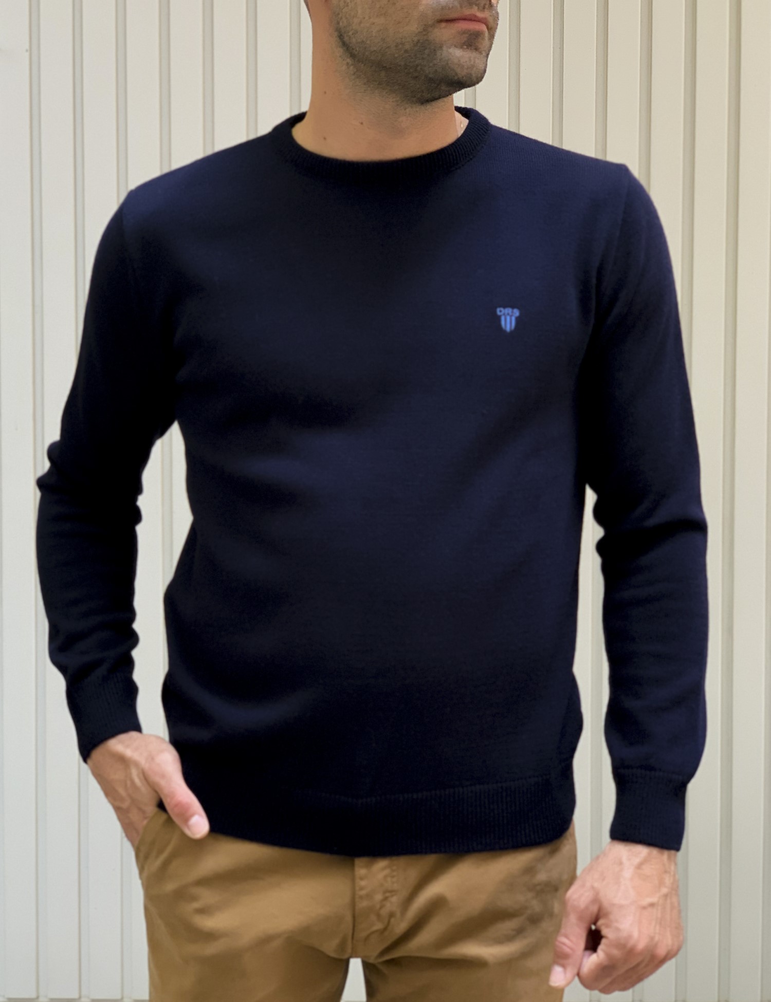 Ανδρικό πλεκτό πουλόβερΕλληνικής κατασκευήςτης εταιρείας Darious με διχρωμία μπλε στα μανίκια. Διαθέτει λάστιχο στα τελειώματα και η λαιμόκοψη του είναι στρογγυλήΚανονική εφαρμογή με ελαστικότητα στο υφασμά του.Σύνθεση: 100% acr,Το μοντέλο έχει ύψος 1.85 και 75 κιλά. Φοράει μέγεθος Μ