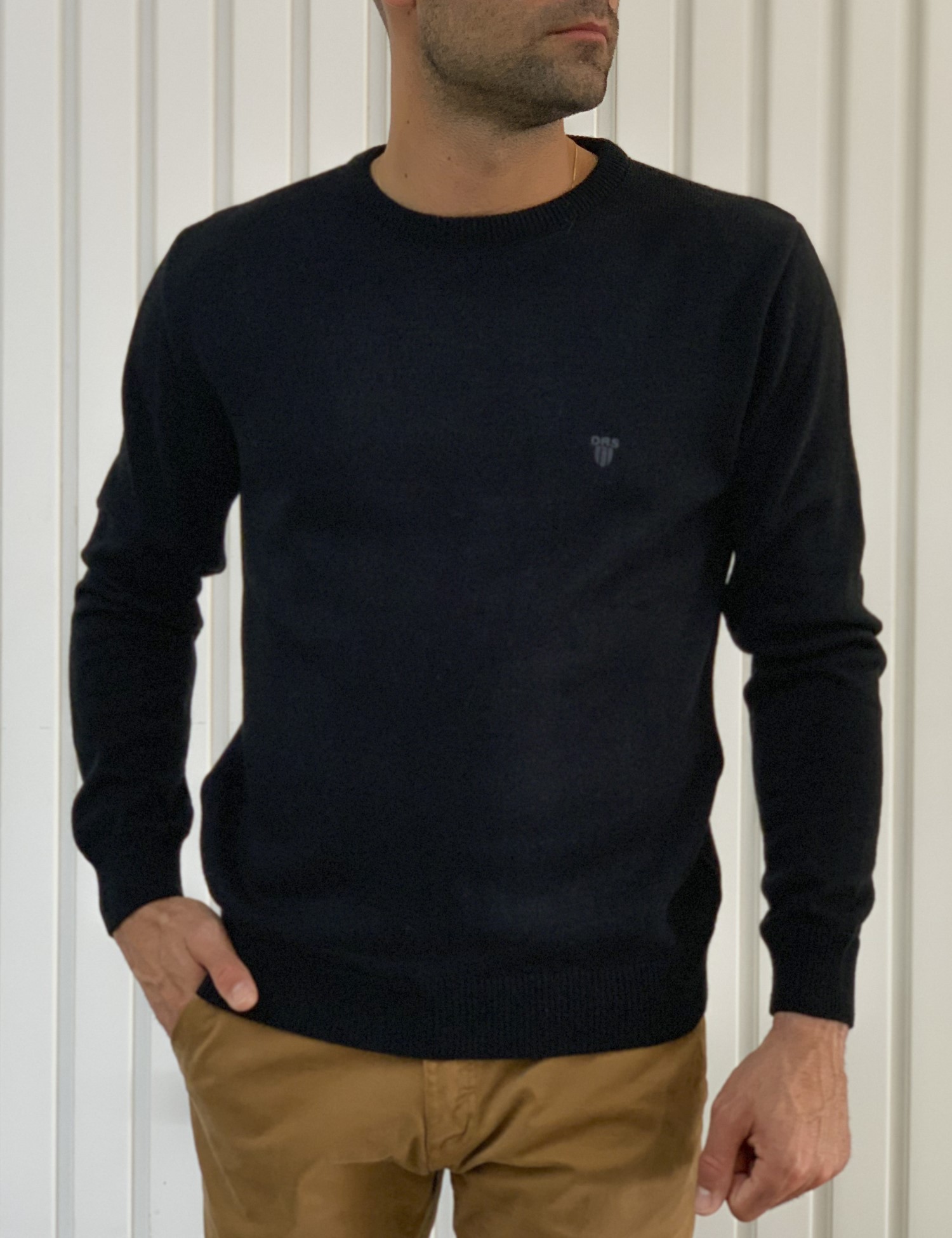 Ανδρικό πλεκτό πουλόβερΕλληνικής κατασκευήςτης εταιρείας Darious με διχρωμία μπλε στα μανίκια. Διαθέτει λάστιχο στα τελειώματα και η λαιμόκοψη του είναι στρογγυλήΚανονική εφαρμογή με ελαστικότητα στο υφασμά του.Σύνθεση: 100% acr,Το μοντέλο έχει ύψος 1.85 και 75 κιλά. Φοράει μέγεθος Μ