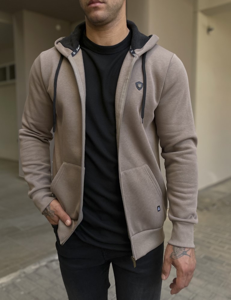 Ανδρική μονόχρωμη, βαμβακερή ζακέτα-φούτερμε κουκούλα και λάστιχο στα τελειωματά της για καλύτερη εφαρμογή. Διαθέτει μικρό διακριτικό κεντημένο λογότυπο της εταιρείαςΆνετη εφαρμογήFleece επένδυση εσωτερικάΤο υφασμά της διαθέτει μικρή ελαστικότηταΣύνθεση: 65% cotton, 35% pesΤο μοντέλο έχει ύψος 1.85 και 95 κιλά. Φοράει μέγεθος XL