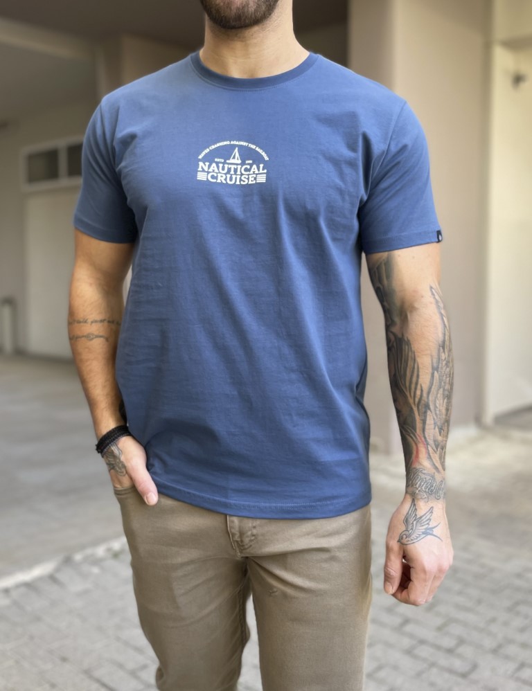 Ανδρικήκοντομάνικη μπλούζα με τύπωμα στο στήθος, ελληνικής κατασκευής. Διαθέτει στοργγυλή λαιμόκοψη.Άνετη εφαρμογήΔιαθέτει ελαστικότητα στο ύφασμά τηςΣύνθεση : 100% cottonΤο μοντέλο έχει ύψος 1.85 και 95 κιλά. Φοράει μέγεθος L