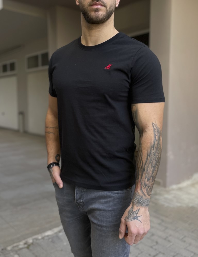 US Grand PoloΑνδρικήκοντομάνικημπλούζα. Διαθέτει στρογγυλή λαιμόκοψη και διακριτικό κέντημα στο στήθος με το λογότυπο.Κανονική εφαρμογή με λίγη ελαστικότηταΣύνθεση: 100% βαμβάκιΤο μοντέλο έχει ύψος 1.85 και 95 κιλά. Φοράει μέγεθος XLΤο δεύτερο μοντέλο έχει ύψος 1.78 και 75 κιλά. Φοράει μέγεθος Μ