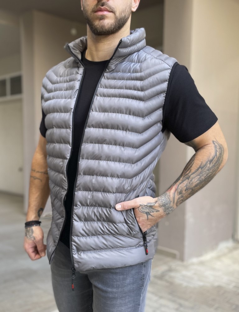 Ανδρικό καπιτονέ αμάνικο μπουφάν. Κλείνει με φερμουάρ. Διαθέτει τσέπες, δύο εξωτερικά και δύο εσωτερικά. Έχει επένδυση υαλοβάμβακα.Στενή εφαρμογήΣύνθεση 100% pol.Το μοντέλο έχει ύψος 1.85 και 95 κιλά. Φοράει μέγεθος XXL