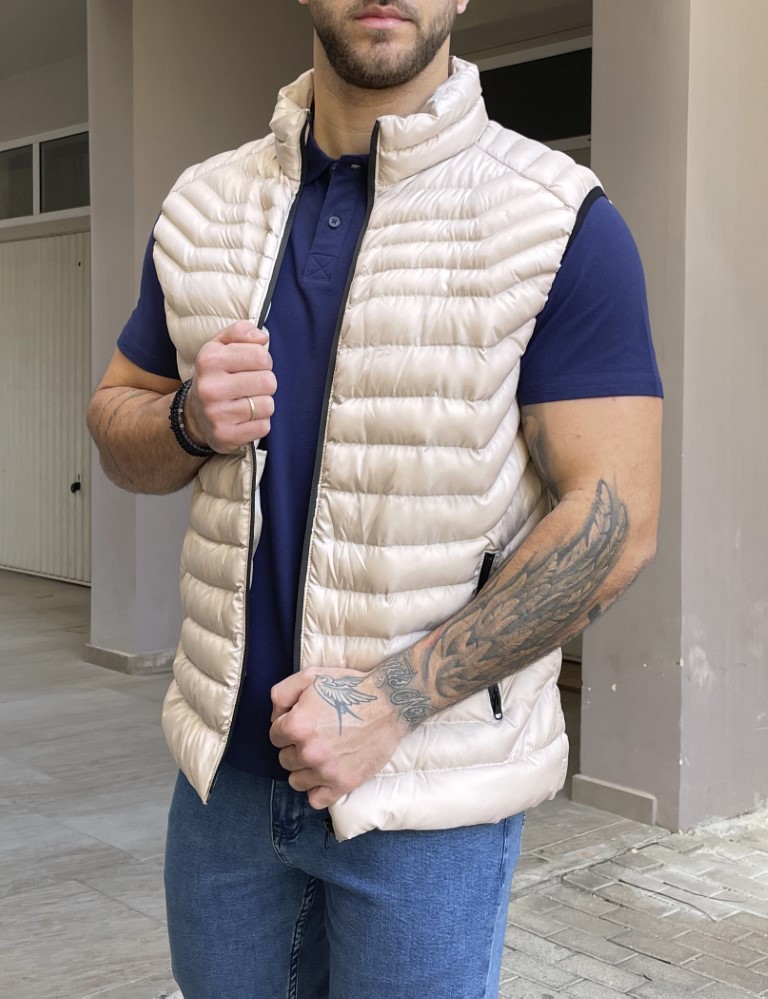 Ανδρικό καπιτονέ αμάνικο μπουφάν. Κλείνει με φερμουάρ. Διαθέτει τσέπες, δύο εξωτερικά και δύο εσωτερικά. Έχει επένδυση υαλοβάμβακα.Στενή εφαρμογήΣύνθεση 100% pol.Το μοντέλο έχει ύψος 1.85 και 95 κιλά. Φοράει μέγεθος XXL