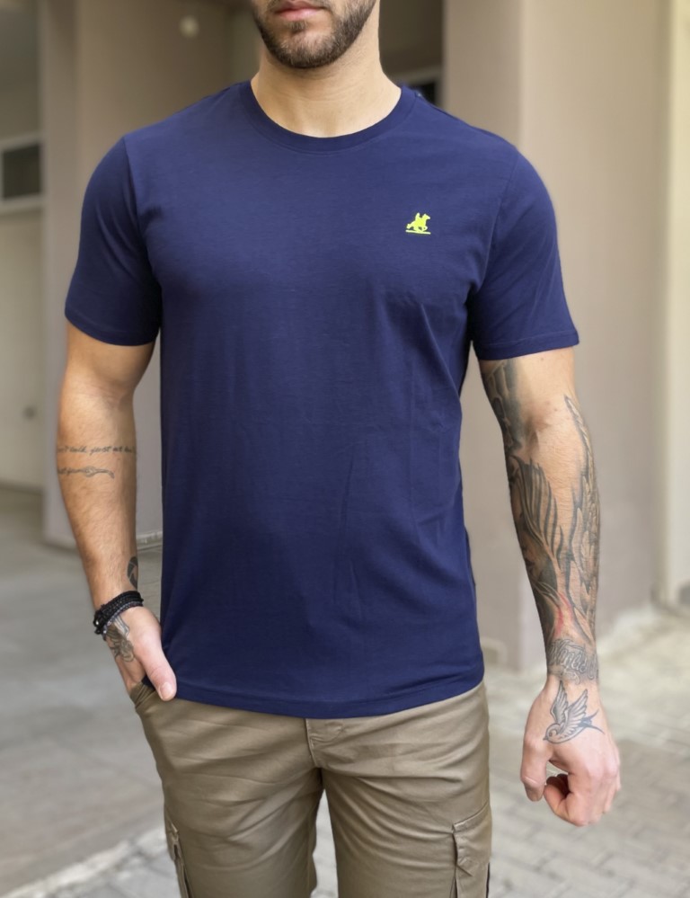 US Grand PoloΑνδρικήκοντομάνικημπλούζα. Διαθέτει στρογγυλή λαιμόκοψη και διακριτικό κέντημα στο στήθος με το λογότυπο.Κανονική εφαρμογή με λίγη ελαστικότηταΣύνθεση: 100% βαμβάκιΤο μοντέλο έχει ύψος 1.85 και 95 κιλά. Φοράει μέγεθος XLΤο δεύτερο μοντέλο έχει ύψος 1.85 και 75 κιλά. Φοράει μέγεθος M