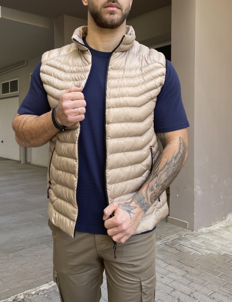 Ανδρικό καπιτονέ αμάνικο μπουφάν. Κλείνει με φερμουάρ. Διαθέτει τσέπες, δύο εξωτερικά και δύο εσωτερικά. Έχει επένδυση υαλοβάμβακα.Στενή εφαρμογήΣύνθεση 100% pol.Το μοντέλο έχει ύψος 1.85 και 95 κιλά. Φοράει μέγεθος XXL