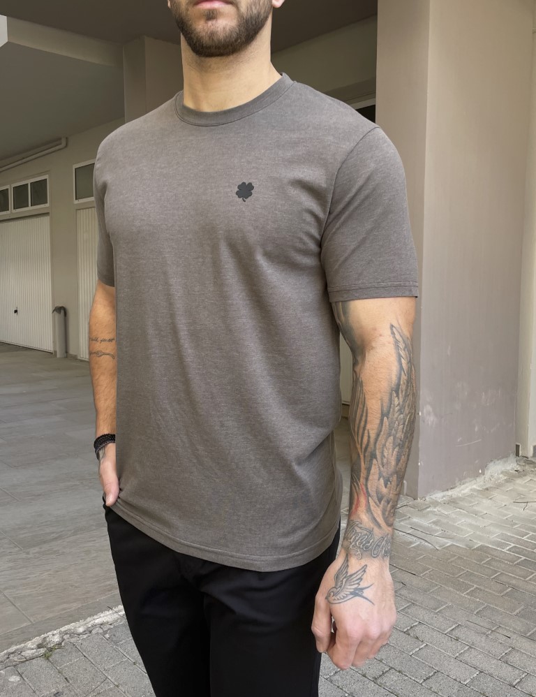 Ανδρική μπλούζα με κοντό μανίκι. Το χρώμα της είναι πλυμένο παλαιωμένο.Κανονική ΕφαρμογήΔιαθέτει κεντημένο πλαστικό λογότυπο στο στήθοςΣύνθεση:100% βαμβάκιΤο μοντέλο έχει ύψος 1.85 και 95 κιλά. Φοράει μέγεθος L