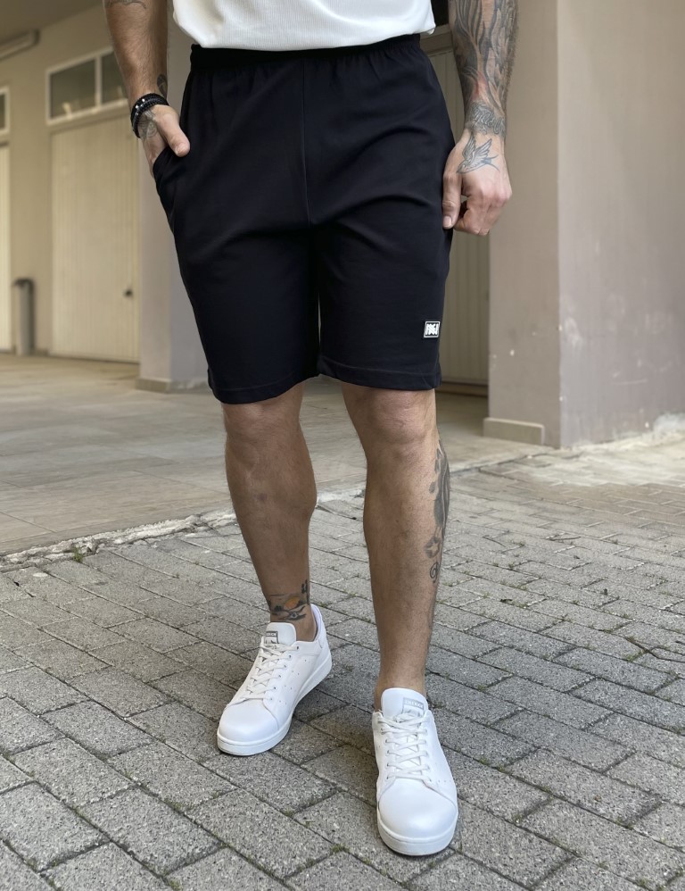 NDC μονόχρωμη, βαμβακερήβερμούδα. Διαθέτει λάστιχο στην μέση και τσέπες.Κανονική εφαρμογήΣύνθεση: 100% cotΤο μοντέλο έχει ύψος 1.85 και 95 κιλά. Φοράει μέγεθος XL