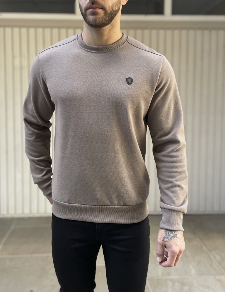 Ανδρική μακρυμάνικη μπλούζαελληνικής κατασκευής. Διαθέτει λάστιχο στα μανίκια. Το υφασμά της είναι ριπ, πολύ μαλακό βαμβακερό.Κανονική προς άνετη εφαρμογήΣύνθεση: 65% cot 35% el.Προϊόν Ελληνικής κατασκευήςΤο μοντέλο έχει ύψος 1.85 και 95 κιλά. Φοράει μέγεθος L