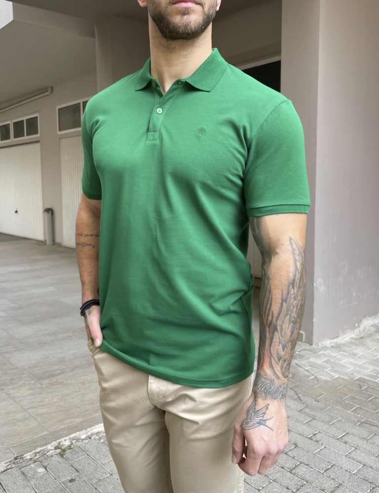 Ανδρικό βαμβακερό, κοντομάνικο Poloμε στρογγυλό λογότυπο της εταιρείας στο στήθος. Είναιμονόχρωμοκαι το υφασμά του διαθέτει αρκετήελαστικότηταΣτενή η εφαρμογή τουΣύνθεση: 100% cottonΤο μοντέλο έχει ύψος 1.85 και 95 κιλά. Φοράει μέγεθος XL