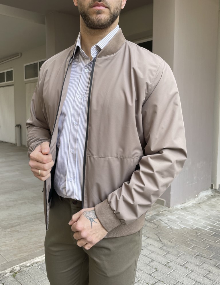 Ανδρικό γκρι Jacket με λάστιχο στον γιακά και στα τελειώματα του. Το ύφασμα του είναι αντιανεμικό και εσωτερικά είναι φοδραρισμένο. Κλείνει με κρυφό φερμουάρ. Διαθέτει δύο τσέπες εξωτερικά και μία εσωτερικά.Σταθερό ύφασμαΣύνθεση : 100% polyester.Το μοντέλο έχει ύψος 1.85 και 95 κιλά. Στην φωτογραφία φοράει μέγεθος 2XL