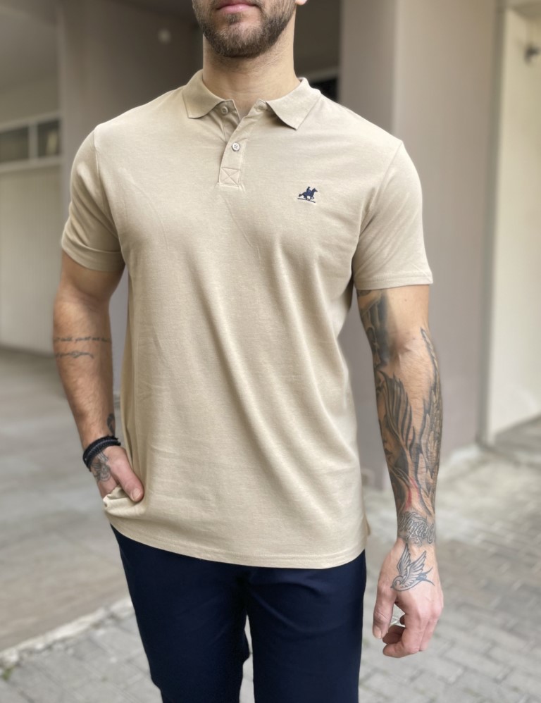 US Grand Polo Ανδρικήπόλοκοντομάνικημπλούζαπικέ. Διαθέτει κουμπιά στον γιακά. Έχει μικρό διακριτικό κέντημα στο στήθος με το λογότυπο.Κανονική εφαρμογή με λίγη ελαστικότηταΣύνθεση: 100% βαμβάκιΤο μοντέλο έχει ύψος 1.85 και 95 κιλά. Φοράει μέγεθος XL