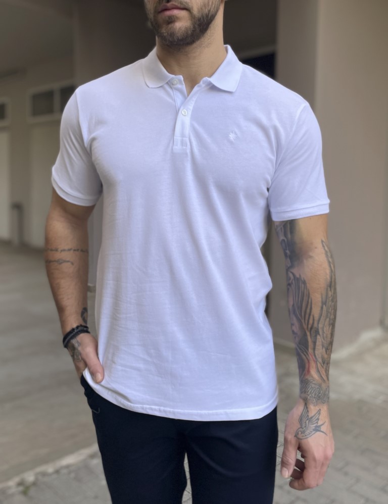 Ανδρικό βαμβακερό, κοντομάνικο Poloμε στρογγυλό λογότυπο της εταιρείας στο στήθος. Είναιμονόχρωμοκαι το υφασμά του διαθέτει αρκετήελαστικότηταΣτενή η εφαρμογή τουΣύνθεση: 100% cottonΤο μοντέλο έχει ύψος 1.85 και 95 κιλά. Φοράει μέγεθος XL