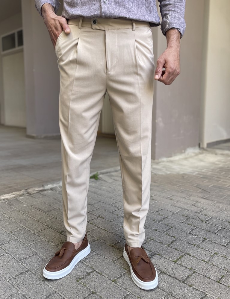 Ανδρικό υφασμάτινο παντελόνι με πιέτα. Διαθέτει λάστιχο στα πλαϊνά της μέσης για καλύτερη στήριξη και κλείνει με κουμπί και φερμουάρ.Διαθέτει τσέπες και ρεβέρ στο τελείωμα τουΚανονική εφαρμογήΣύνθεση: 98% cotton, 2% elastanΤο μοντέλο έχει ύψος 1.85 και 75 κιλά. Φοράει μέγεθος Μ