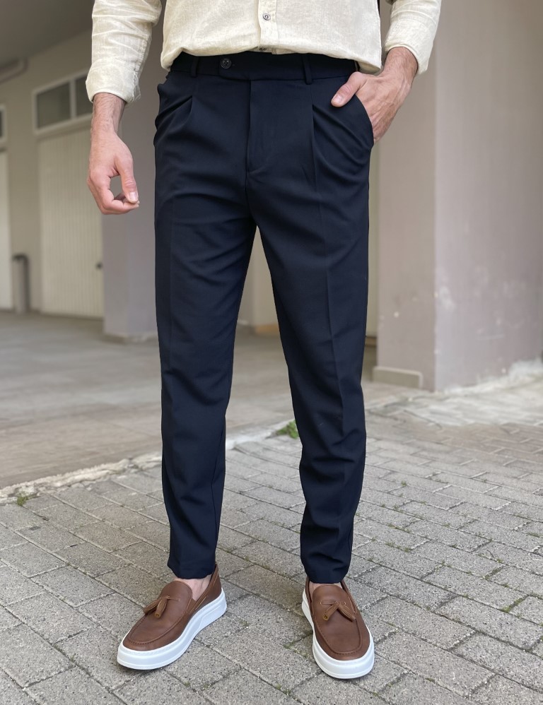 Ανδρικό υφασμάτινο παντελόνι με πιέτα. Διαθέτει λάστιχο στα πλαϊνά της μέσης για καλύτερη στήριξη και κλείνει με κουμπί και φερμουάρ.Διαθέτει τσέπες και ρεβέρ στο τελείωμα τουΚανονική εφαρμογήΣύνθεση: 98% cotton, 2% elastanΤο μοντέλο έχει ύψος 1.85 και 75 κιλά. Φοράει μέγεθος Μ