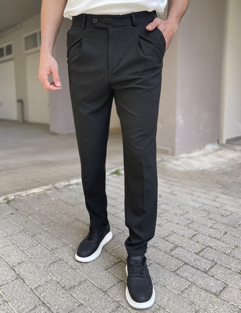 Ανδρικό υφασμάτινο παντελόνι με πιέτα. Διαθέτει λάστιχο στα πλαϊνά της μέσης για καλύτερη στήριξη και κλείνει με κουμπί και φερμουάρ.Διαθέτει τσέπες και ρεβέρ στο τελείωμα τουΚανονική εφαρμογήΣύνθεση: 98% cotton, 2% elastanΤο μοντέλο έχει ύψος 1.85 και 75 κιλά. Φοράει μέγεθος Μ