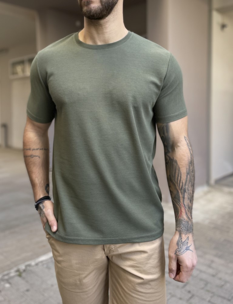 Ανδρικόμονόχρωμο κοντομάνικομπλουζάκι με ανάγλυφο σχέδιο. Διαθέτει στρογγυλή λαιμόκοψη και ίσιο τελείωμα.Σύνθεση: 95% cott. 5% lyc.Εφαρμογή: ΜοντέρναΤο μοντέλο έχει ύψος 1.85 και 95 κιλά. Φοράει μέγεθος XXL