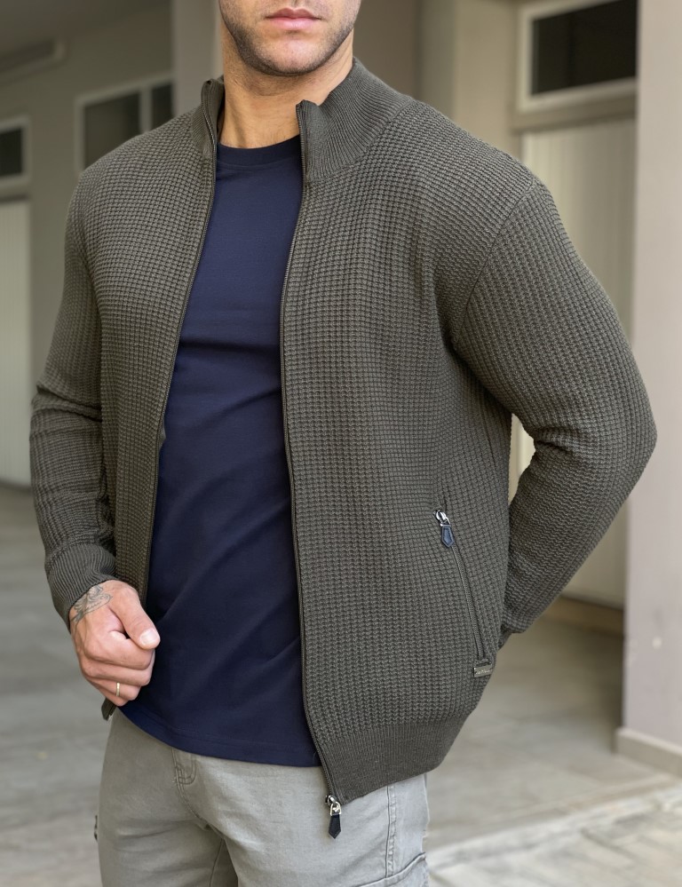 Ανδρική ζακέτα με πλέξη που κλείνει με φερμουάρ. Διαθέτει τσέπες που, επίσης,κλείνουν με φερμουάρ. Στα τελειώματα της έχει λάστιχο.Κανονική ΕφαρμογήΣύνθεση: 50% cott. 50% acrylTο μοντέλο έχει ύψος 1.85 και βάρος 95 κιλά. Φοράει L
