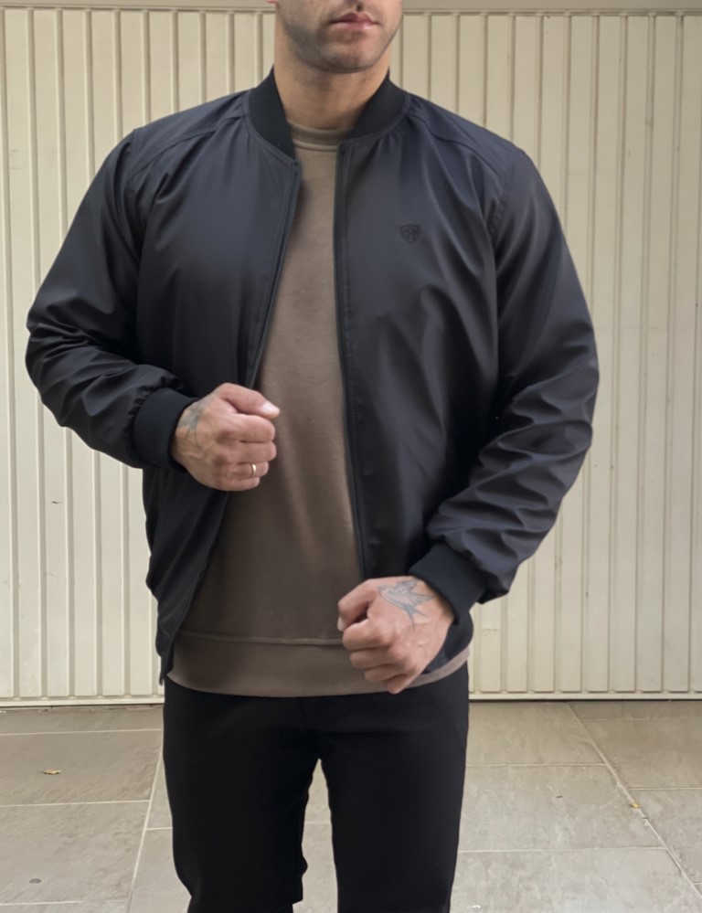 Ανδρικό μπουφάν με τσέπες και γιακά. Εσωτερικά είναιεπενδυμένομε φοδραρισμένο υαλοβάβμακα. Διαθέτειτσέπες εξωτερικά και εσωτερικά. Κλείνει με φερμουάρΚανονική εφαρμογήΣύνθεση: 100% polTο μοντέλο έχει ύψος 1.85 και βάρος 95 κιλά. Φοράει XXL