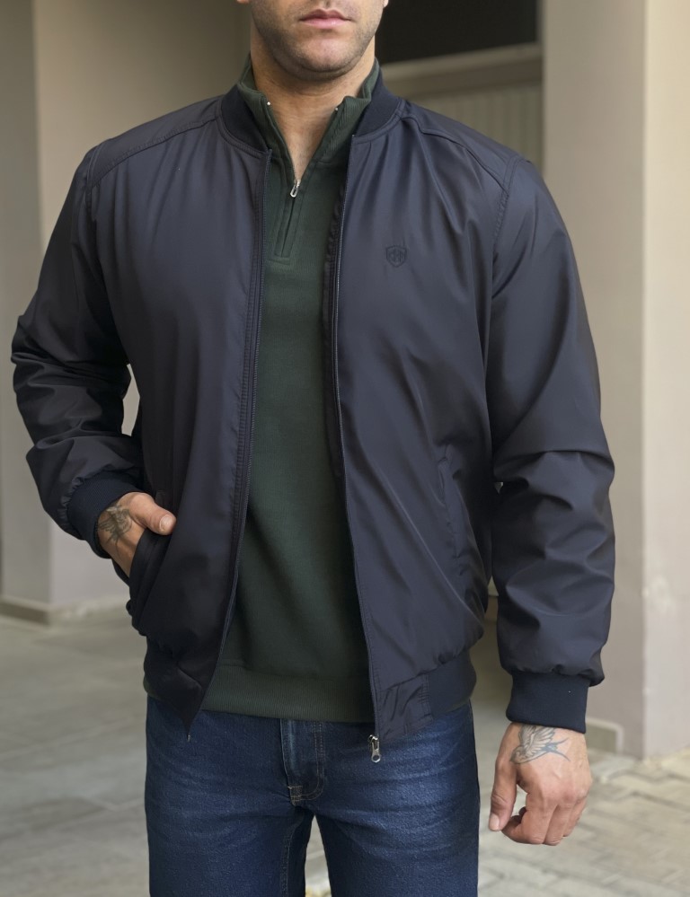 Ανδρικό μπουφάν με τσέπες και γιακά. Εσωτερικά είναιεπενδυμένομε φοδραρισμένο υαλοβάβμακα. Διαθέτειτσέπες εξωτερικά και εσωτερικά. Κλείνει με φερμουάρΚανονική εφαρμογήΣύνθεση: 100% polTο μοντέλο έχει ύψος 1.85 και βάρος 95 κιλά. Φοράει XXLTο δεύτερο μοντέλο έχει ύψος 1.85 και βάρος 75 κιλά. Φοράει M