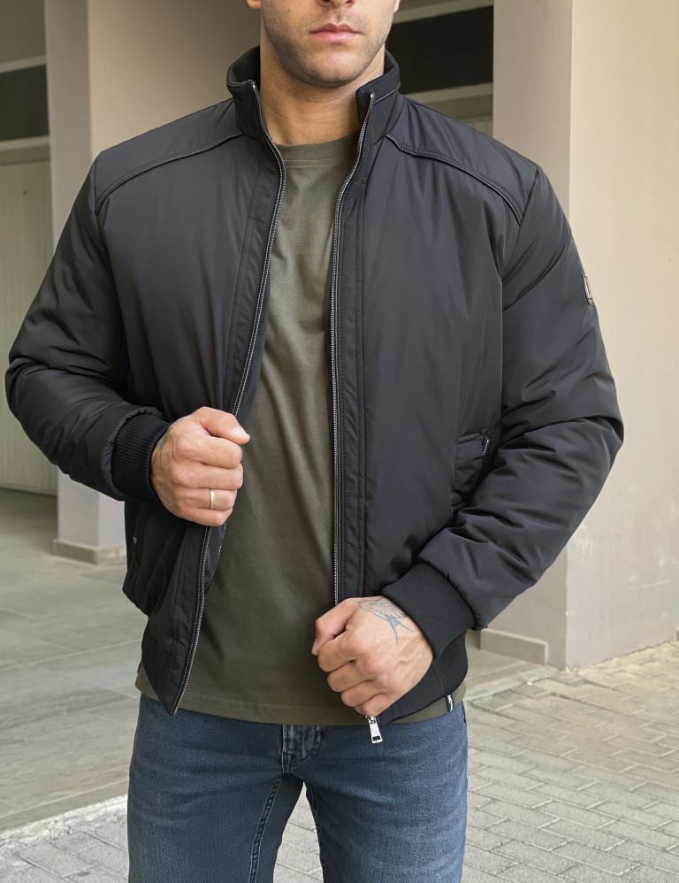 Ανδρικό μπουφάν με τσέπες και γιακά. Εσωτερικά είναιεπενδυμένομε φοδραρισμένο υαλοβάβμακα. Διαθέτειτσέπες με φερμουάρ. Κλείνει με φερμουάρ.Κανονική εφαρμογήΣύνθεση: 100% polΤο μοντέλο έχει ύψος 1.85 και 95 κιλά. Φοράει μέγεθος XXL