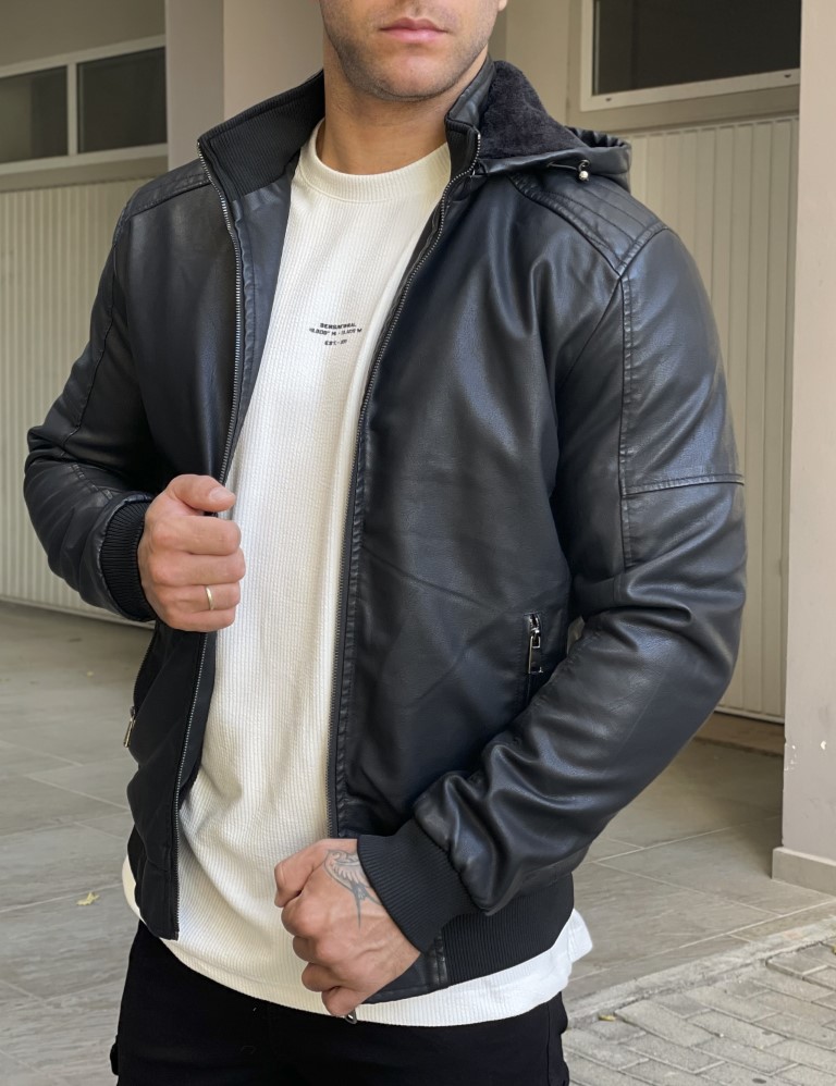 Ανδρικό μπουφάν από δερματίνη με αποσπώμενη κουκούλα και εσωτερική γούνινη επένδυση. Διαθέτει τρεις τσέπες, δύο εξωτερικά και μία εσωτερικά.Κανονικά- Μοντέρνα γραμμήΣύνθεση: 100% πολυεστέραςTο μοντέλο έχει ύψος 1.85 και βάρος 95 κιλά. Φοράει XXL