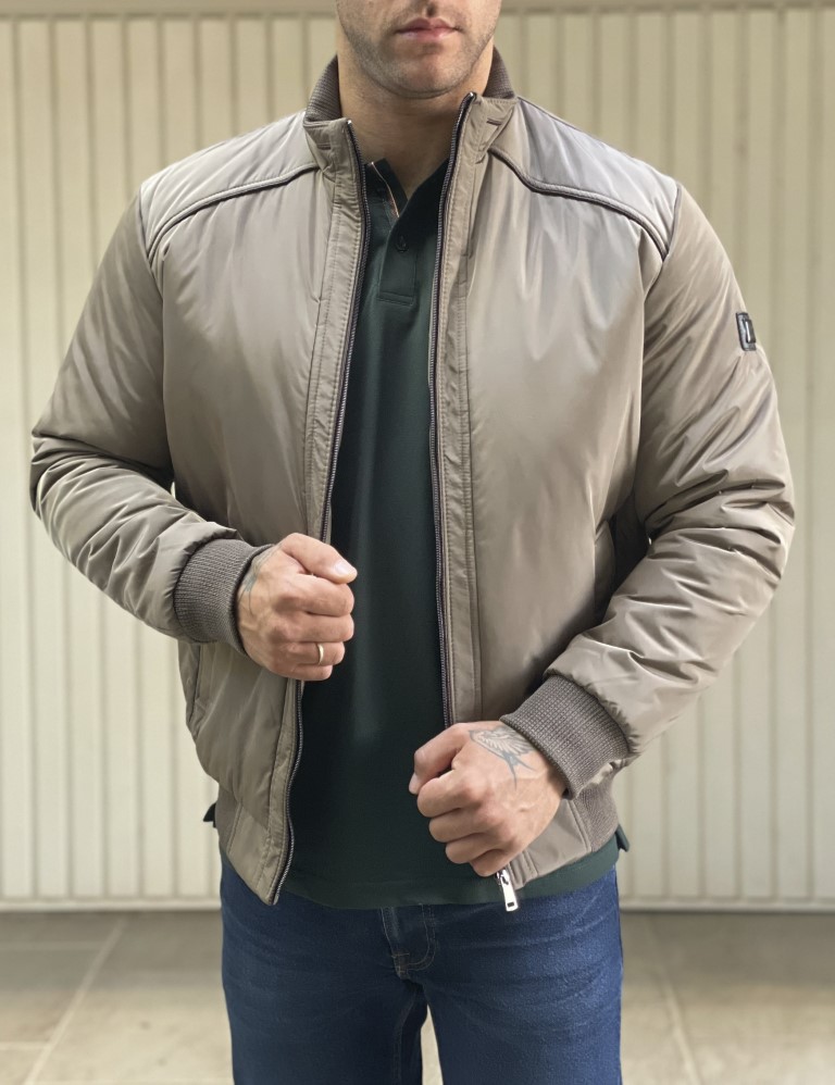 Ανδρικό μπουφάν με τσέπες και γιακά. Εσωτερικά είναιεπενδυμένομε φοδραρισμένο υαλοβάβμακα. Διαθέτειτσέπες με φερμουάρ. Κλείνει με φερμουάρ.Κανονική εφαρμογήΣύνθεση: 100% polTο μοντέλο έχει ύψος 1.85 και βάρος 95 κιλά. Φοράει XXL