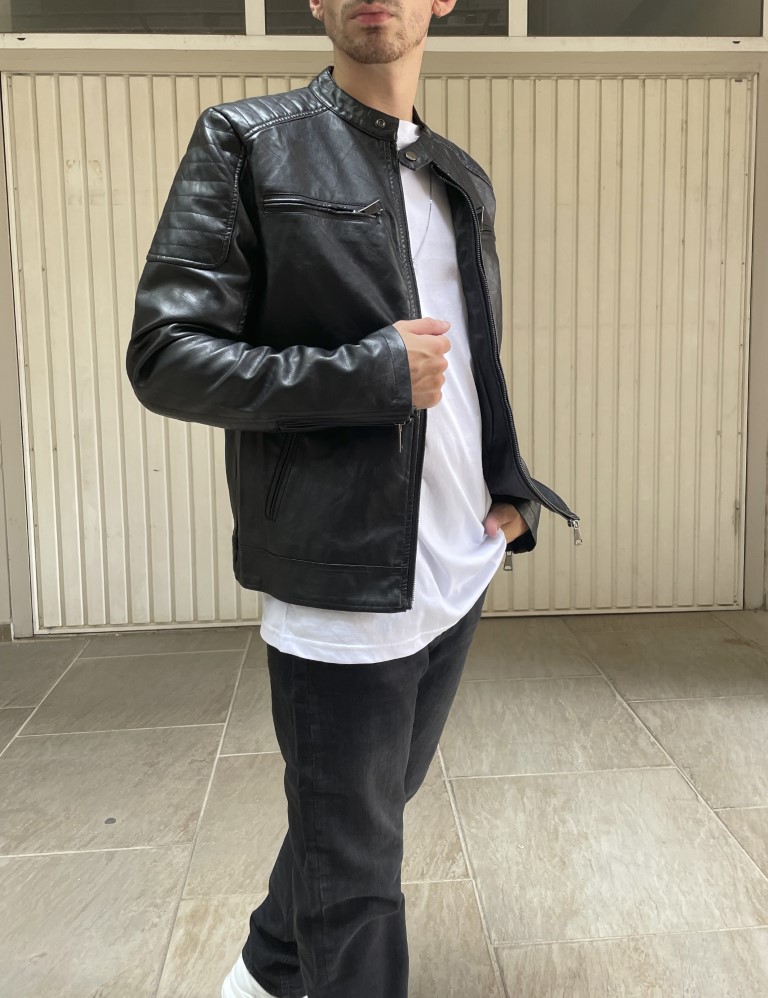 Ανδρικό μαύρο μπουφάν δερματίνη με ραφές στους ώμους 9813 φωτογραφία