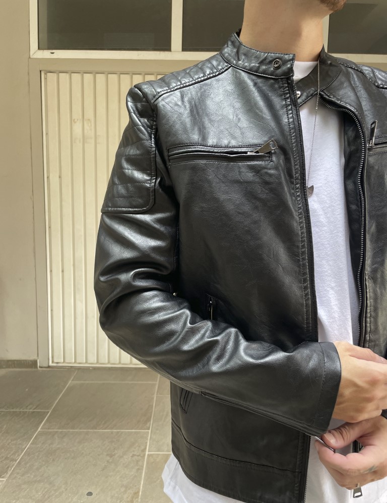 Ανδρικό μαύρο μπουφάν δερματίνη με ραφές στους ώμους 9813 φωτογραφία