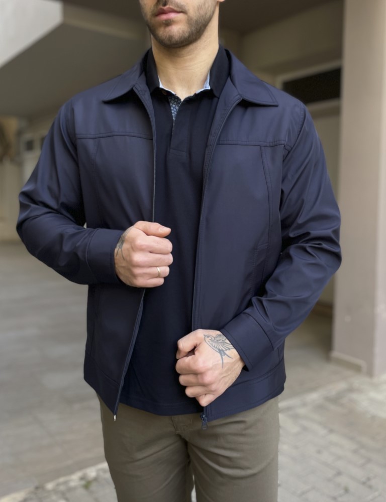 Ανδρικό Jacket με γιακά. Το ύφασμα του είναι αντιανεμικό. Διαθέτει τρεις τσέπες, δύο εξωτερικά και μία εσωτερικά. Το τέλος των μανικιών κλείνει με κουμπί.Σταθερό ύφασμαΣύνθεση : 100% polyesterΕφαρμογή: ΚανονικήΤο μοντέλο έχει ύψος 1.85 και βάρος 95 κιλά και φοράει L μέγεθος .