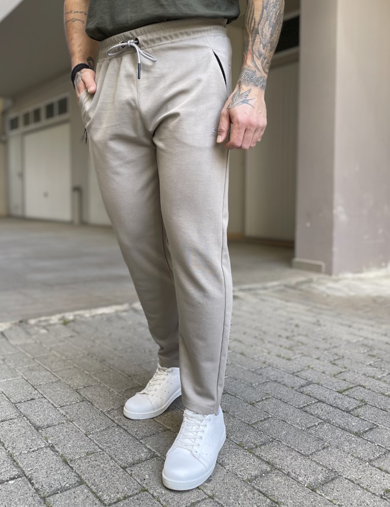 Ανδρική αθλητική φόρμαμε τσέπες που κλείνουν με φερμουάρ. Διαθέτει λάστιχο στο πάνω μέρος .Κανονική εφαρμογήΔιαθέτει ελαστικότηταΤο μοντέλο έχει ύψος 1.85 και 95 κιλά. Φοράει μέγεθος XL