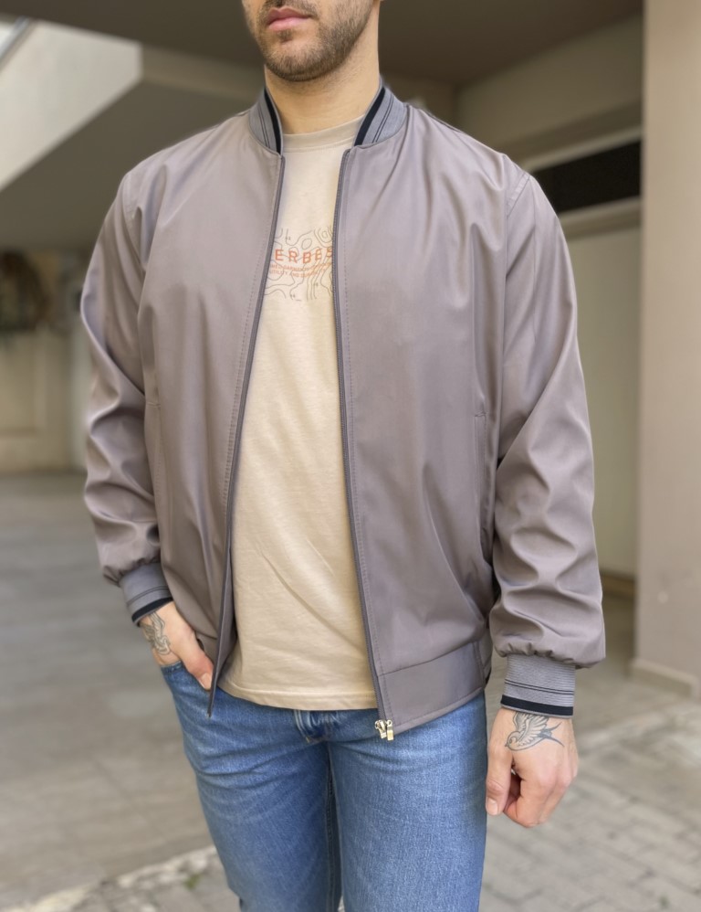 Ανδρικό Jacket σε στυλ bomber. Διαθέτει λάστιχο στον λαιμό και στα τελειώματα του. Στο εξωτερικό του έχει δύο τσέπες. Εσωτερικά έχει φόδρα και διαθέτει ένα τσεπάκι.Εφαρμογή: ΚανονικήΣύνθεση: 100% polΤο μοντέλο έχει ύψος 1.85 και 95 κιλά. Φοράει μέγεθος XL