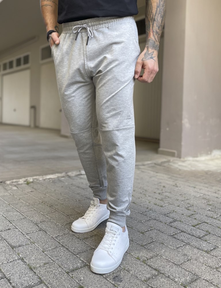 Ανδρική αθλητική φόρμαμε τσέπες. Διαθέτει λάστιχο στο πάνω μέρος με κορδόνι και στο τελείωμα. Έχει διακριτικό τύπωμα στο πλαϊνό μέρος.Κανονική εφαρμογήΔιαθέτει ελαστικότηταΤο μοντέλο έχει ύψος 1.85 και 95 κιλά. Φοράει μέγεθος XL