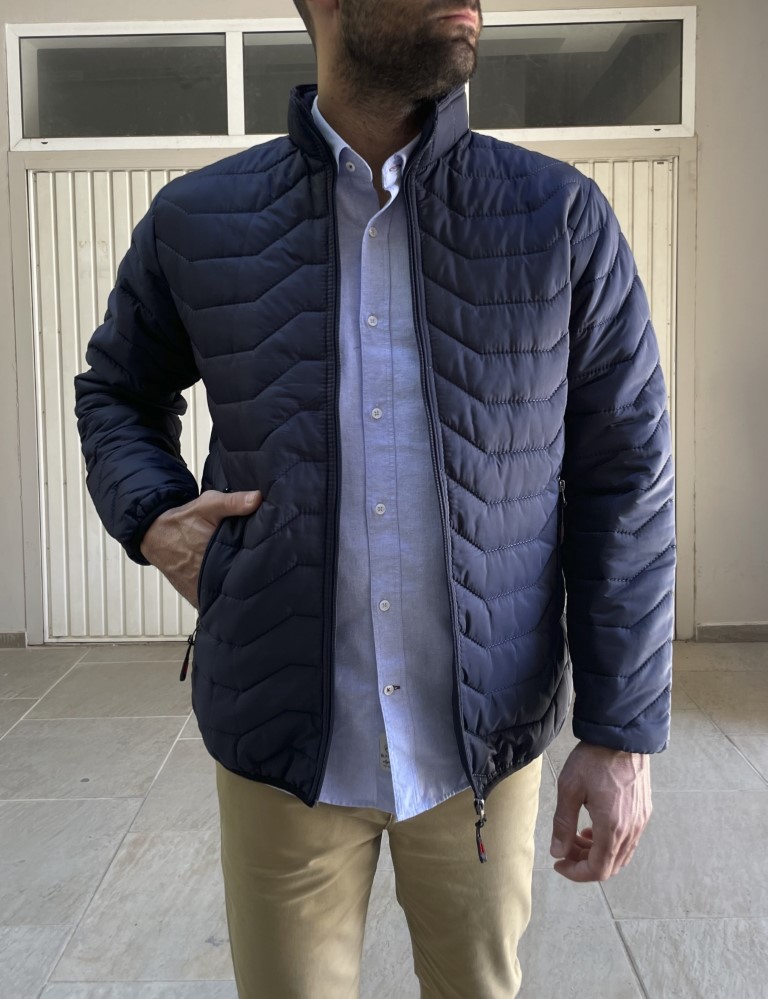 Ανδρικόμπουφάνμε τσέπες και γιακά. Εσωτερικά είναι επενδυμένο με φοδραρισμένο υαλοβάμβακα.Διαθέτει τσέπες που κλείνουν με φερμουάρΚανονική εφαρμογήΣύνθεση: 100% polTο μοντέλο έχει ύψος 1.85 και βάρος 75 κιλά. Φοράει M