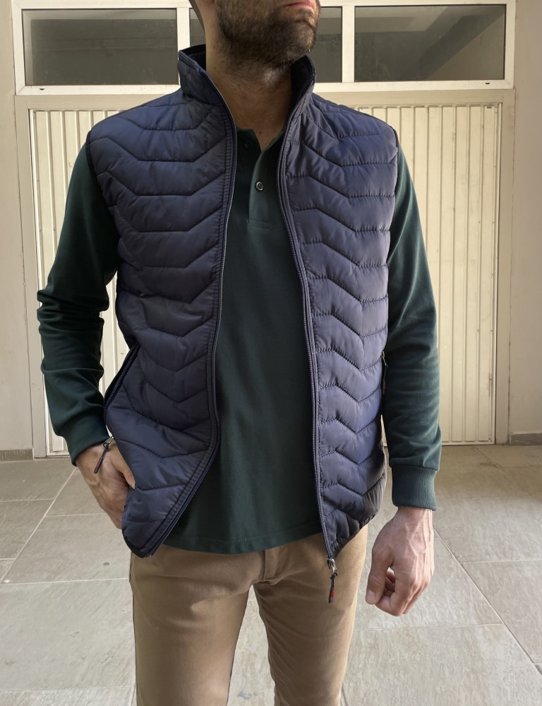 Ανδρικό καπιτονέ αμάνικο μπουφάν. Κλείνει με φερμουάρ. Διαθέτει τσέπες, δύο εξωτερικά και δύο εσωτερικά. Έχει επένδυση υαλοβάμβακα.Κανονική ΕφαρμογήΣύνθεση:100% pol