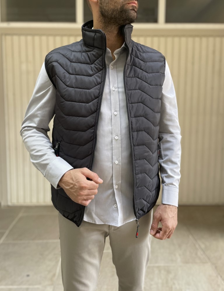 Ανδρικό καπιτονέ αμάνικο μπουφάν. Κλείνει με φερμουάρ. Διαθέτει τσέπες, δύο εξωτερικά και δύο εσωτερικά. Έχει επένδυση υαλοβάμβακα.Κανονική ΕφαρμογήΣύνθεση:100% pol