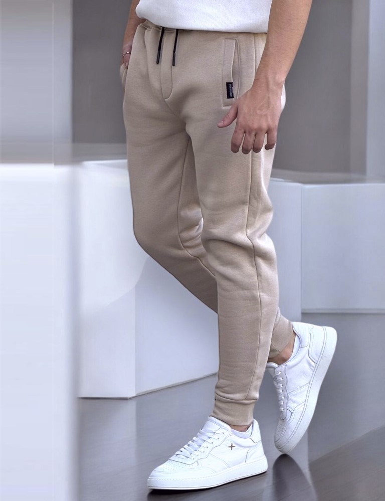 Αντρική φόρμα ελληνικής κατασκευής, διαθέτει λάστιχο στα τελειώματα της και κορδόνι που δένει στην μέση.Σύνθεση:65%COTTON 35%POLΕφαρμογή: Κανονική